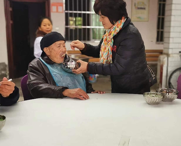 南充给老人喂饭