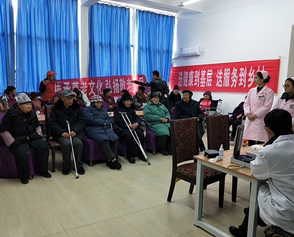 阿坝为老人检查身体