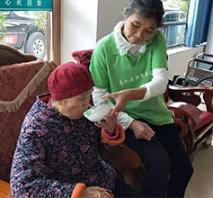 南充志愿者看望老人